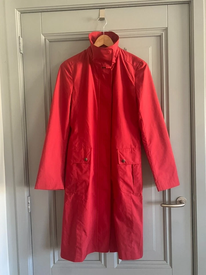 Impermeable Burberry rojo. Corte clásico. Talla EU34 Foto 4 de 4