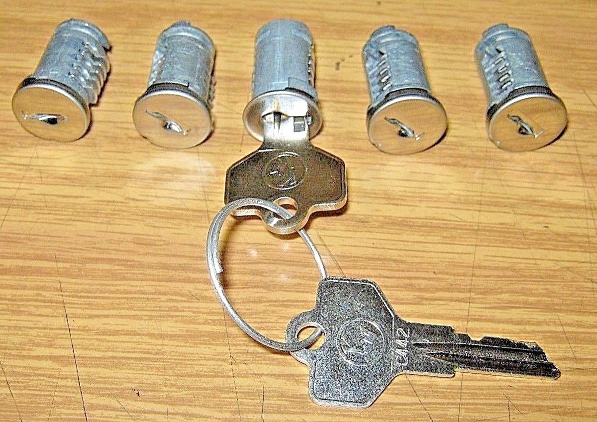 NEW KENWORTH LOCKSET for IGNITION ,CAB DOORS ,BAGGAGE DOORS w/ 2