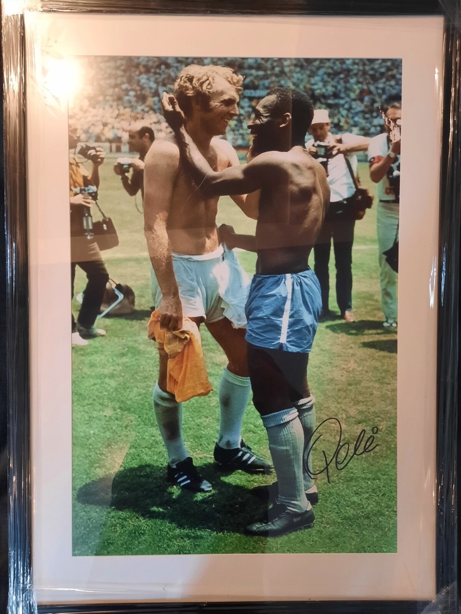 Photo encadrée signée Pelé Brésil échangeant chemises avec Bobby Moore Photo encadrée signée Pelé Brésil échangeant chemises avec Bobby Moore
