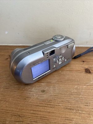 SONY 5.1 Megapixel CyberShot MPEGMovie VX SmartZoom DSC-P93