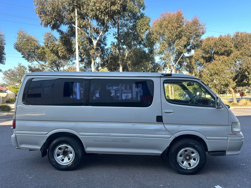 Hiace Super Custom 4*4 Turbo Diesel, Genuine 167,000km, 8 Seater, 1KZ Engine - image 3 of 4