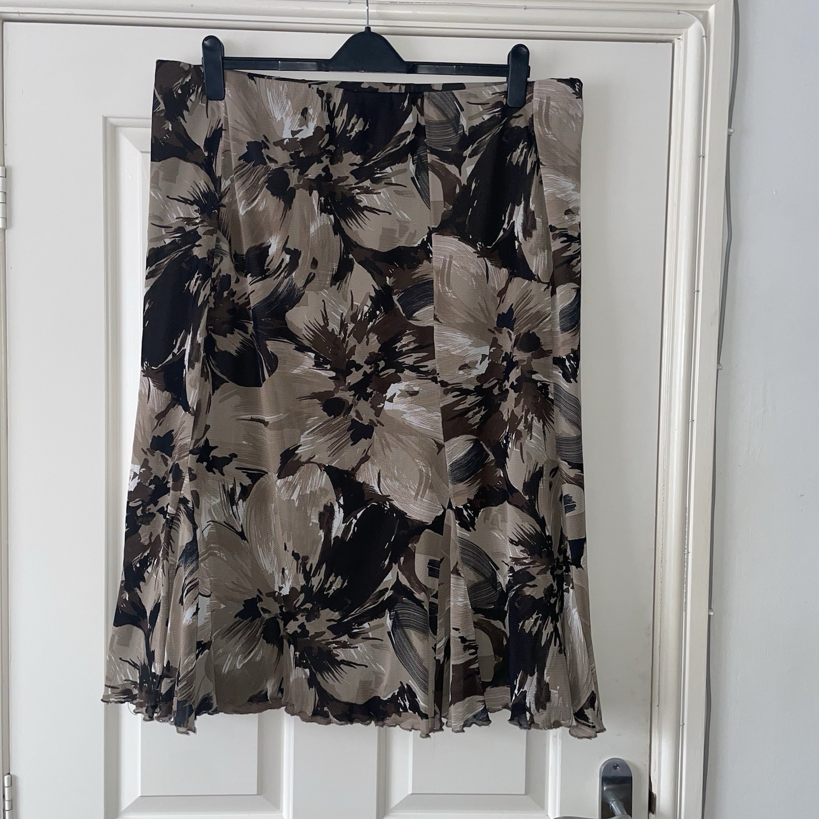 Ann Harvey Brown Beige Floral Lined Chiffon Stretchy Knee Length Skirt Size 24