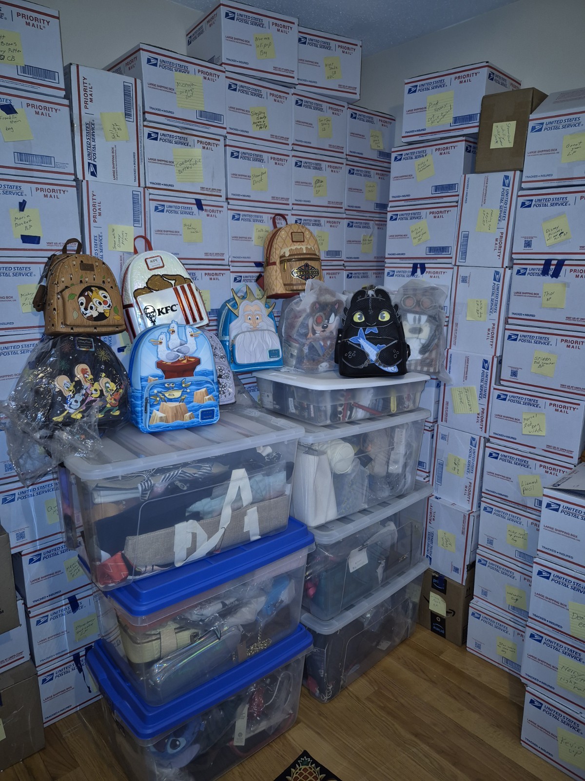 CAJA SORPRESA MISTERIOSA LOUNGEFLY - 1 mochila nueva con etiquetas más 4 artículos de bonificación