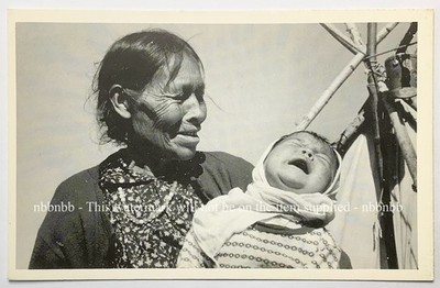 Swampy Cree Frau vom Churchill River mit Enkelkind Postkarte. Indianer Kanadier