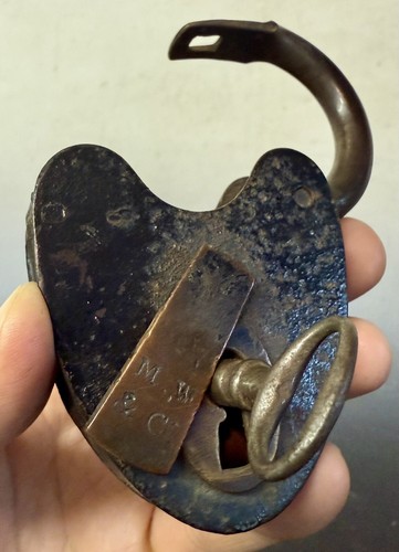 Antiguo candado de latón de hierro Mallory Wheeler & Co. con llave, ¡probado funcionando! - Imagen 10 de 13
