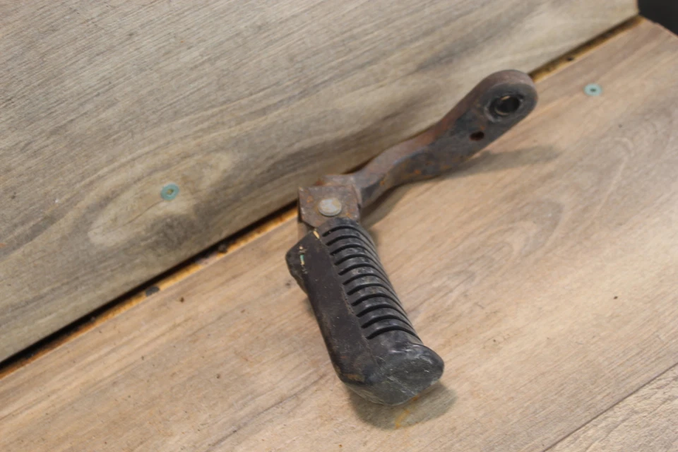 Yamaha Exciter 185 SR185 1981 reposapiés izquierdo clavija Foto 3 de 4