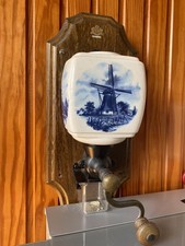 Antica macchina da caffè con manovella a parete