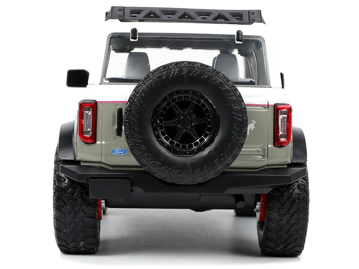 JADA M&M's グリーン & 2021 Ford Bronco 2021 M&Ms Ford Bronco w/Green M&Ms Figure | Jada Toys