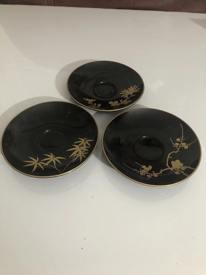 JUEGO DE TAZAS Y PLATILLOS DE MADERA LACADA JAPONESES DEL PERÍODO OCUPADO VINTAGE DE LOS AÑOS 40 / 3 Foto 2 de 4