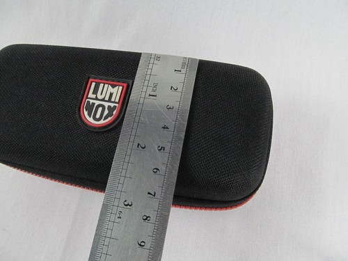 Estuche de almacenamiento acolchado con cremallera para gafas de sol LUMINOX - Imagen 8 de 11