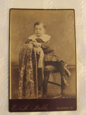 Ancienne carte cabinet photo d'enfant sur chaise - Waldoboro, ME par E.A. Noble
