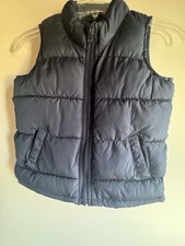 Old Navy black vest with pockets, child size 5T, used, in good condition.