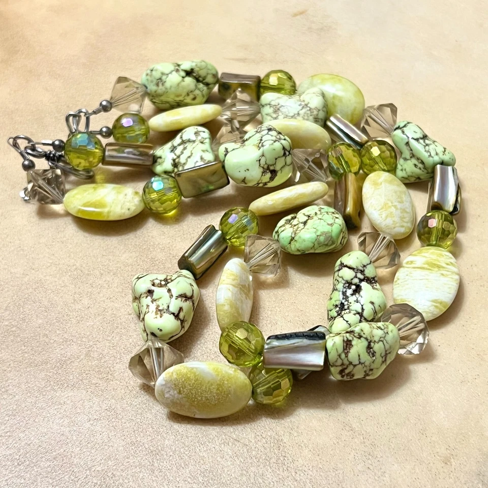 Collar verde vintage con cuentas boho - piedras preciosas gruesas y acrílico - 20" Foto 3 de 4