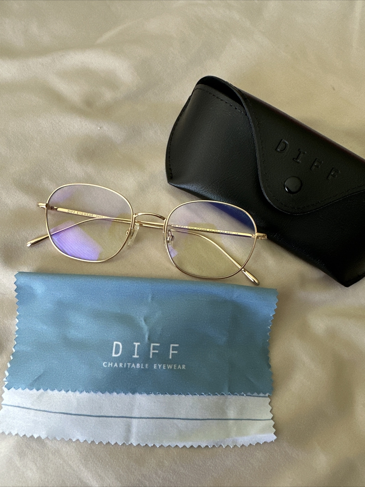 Blue light blocking glasses for digital eye strain relief-image