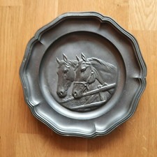 Zinn Teller mit 2Pferdek&ouml;pfen Zinnteller Dekoteller Wandteller. Durchmesser 22cm