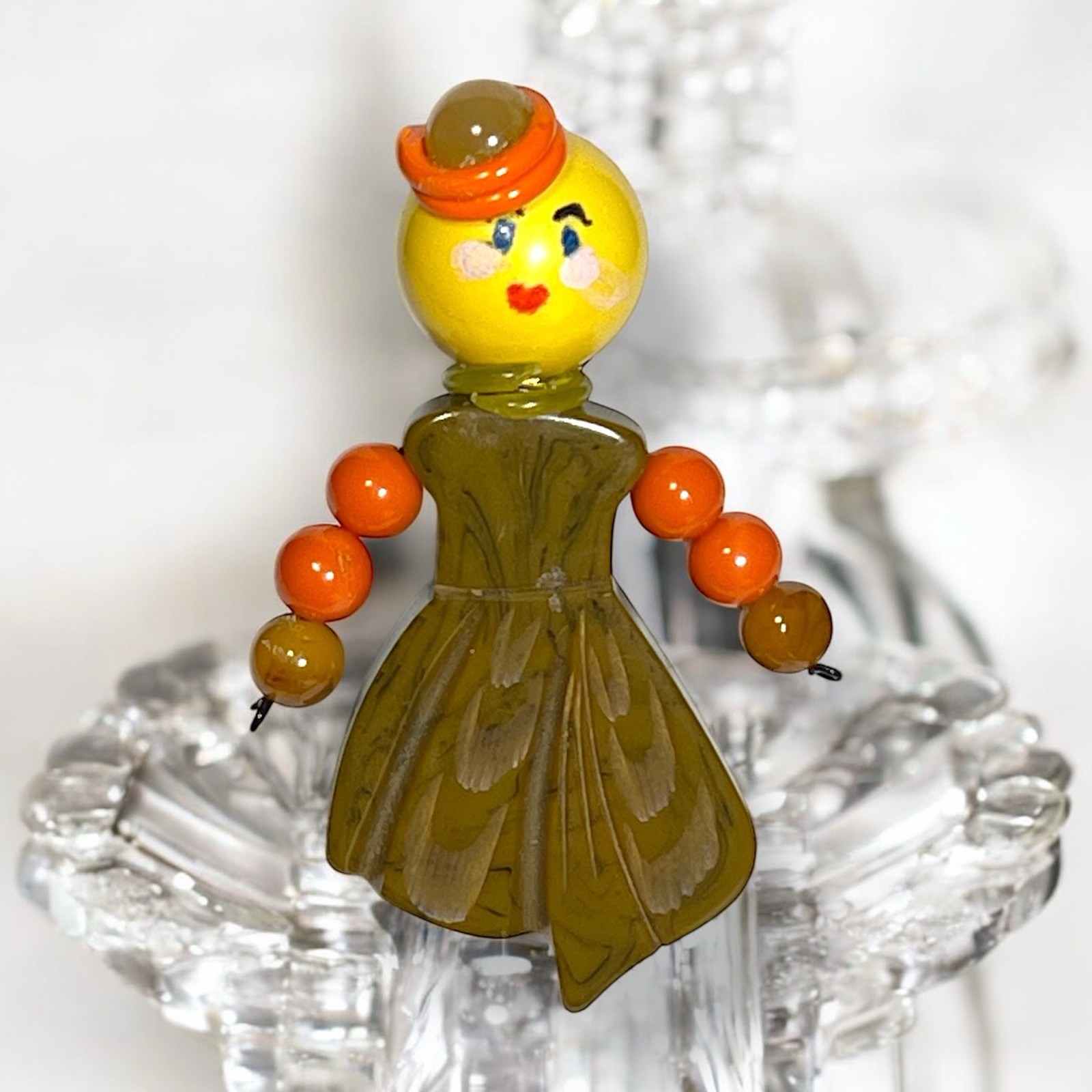 PONY Spilla figurativa in bachelite ragazza con cappello arancione e abito verde stile culla giocattolo