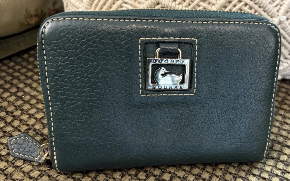 Cartera mediana Dooney Bourke verde Dillen de cuero granulado y Vacchetta con cremallera alrededor Foto 3 de 4