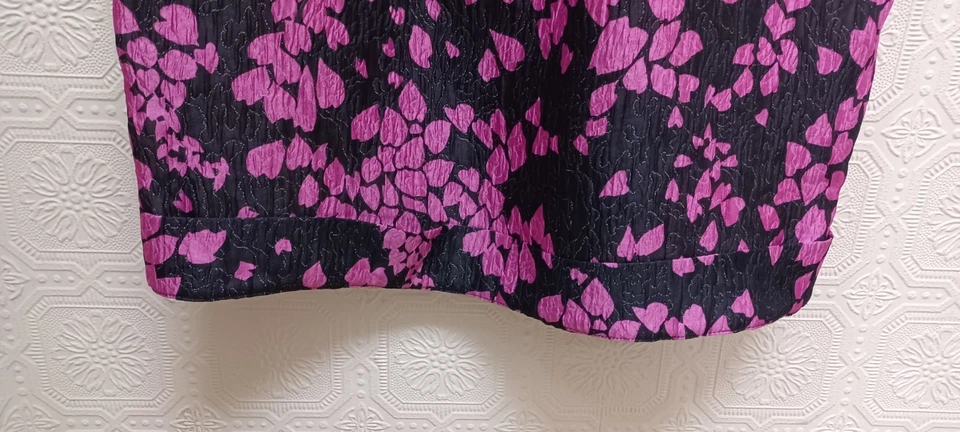 Armani Collezioni Black & Hot Pink Fold Over Pockets Slim Dress Size 10 - Image 4 of 4