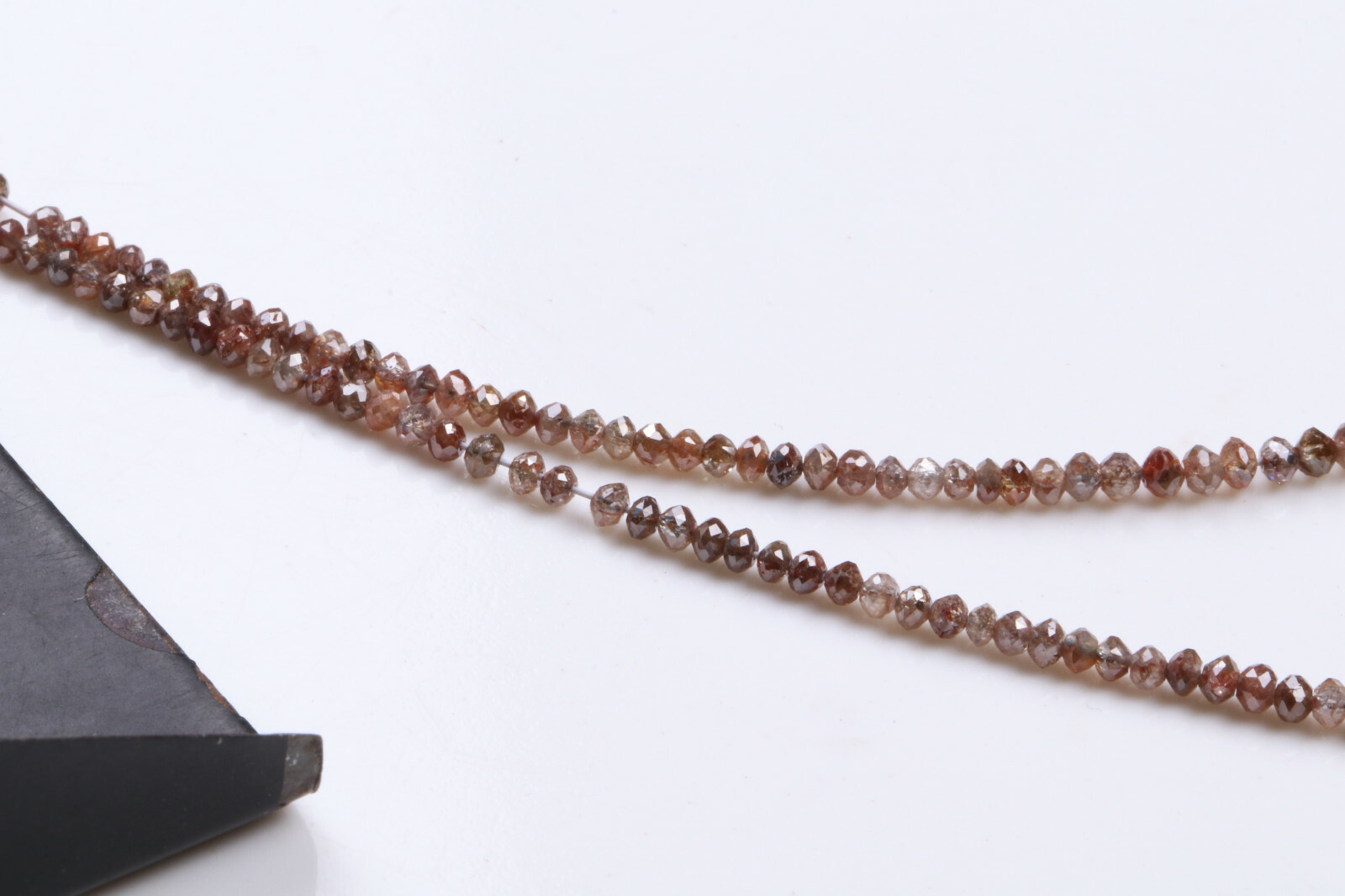 Hilo de cuentas de diamantes redondos facetados de color rojo natural de 8"...