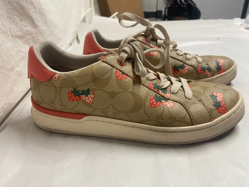 Zapatilla deportiva Coach Clip de caña baja en lona exclusiva con estampado de fresa silvestre 7,5 Foto 3 de 4