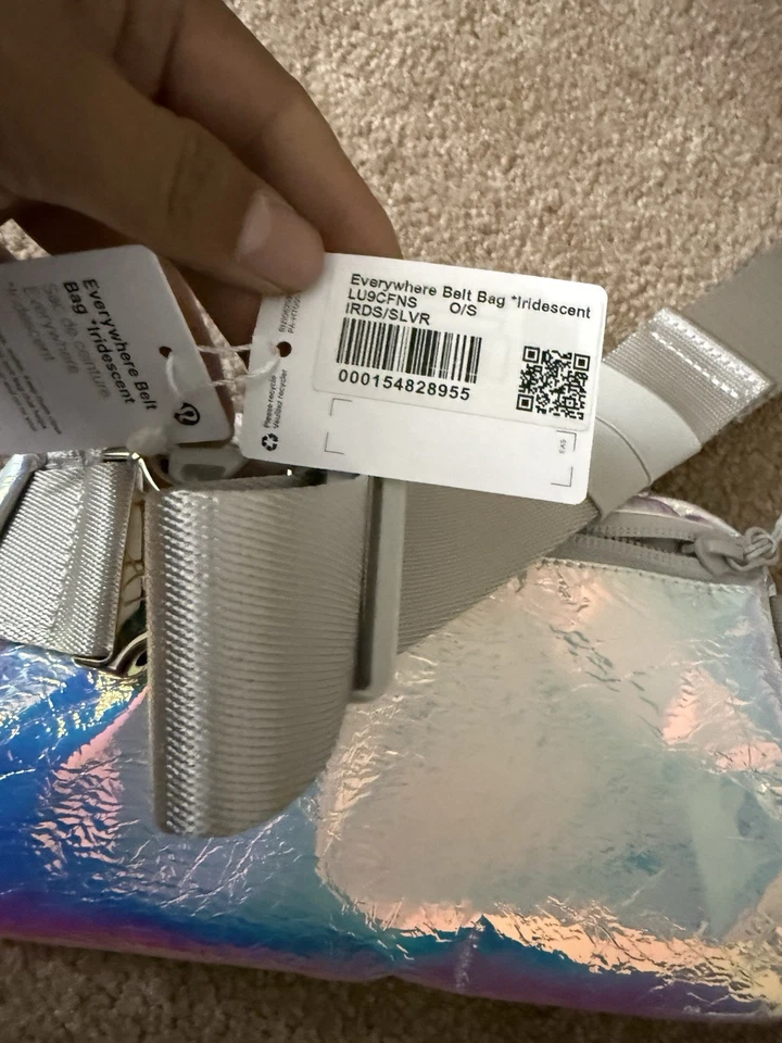Bolsa de cinto Lululemon Everywhere 1L prata iridescente - Imagem 3 de 4