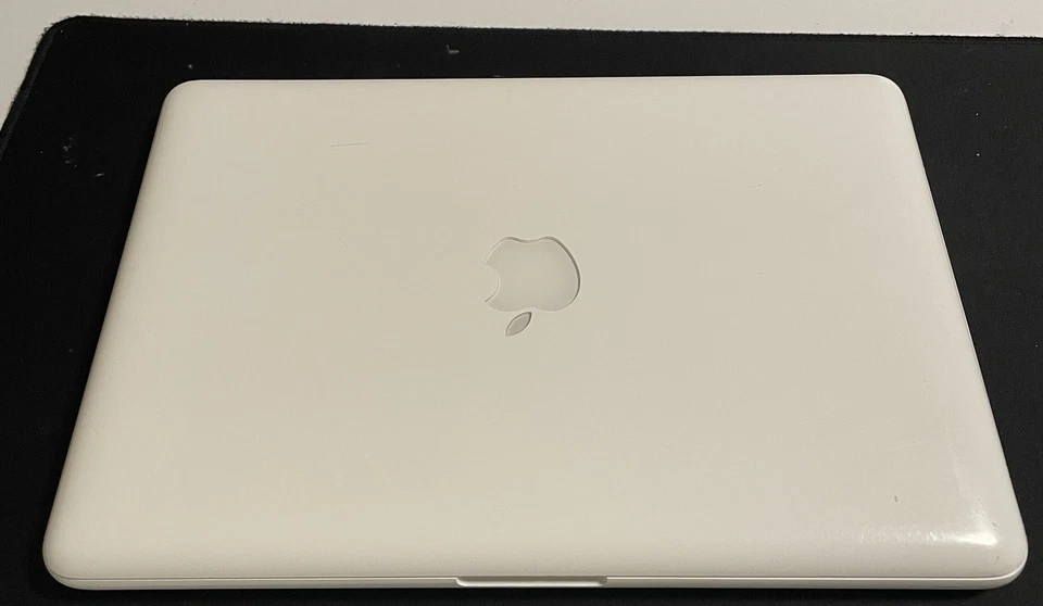 Apple Macbook A1342 13'' Intel Core 2 Duo, 2.26Ghz Laptop, 750GB HD w/DVD RW - Image 3 of 4