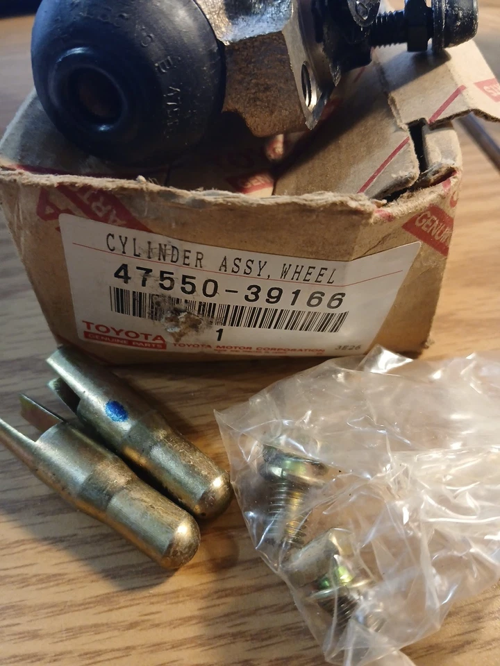 Cilindro de freno trasero Toyota NOS 47550-39166 Foto 3 de 4