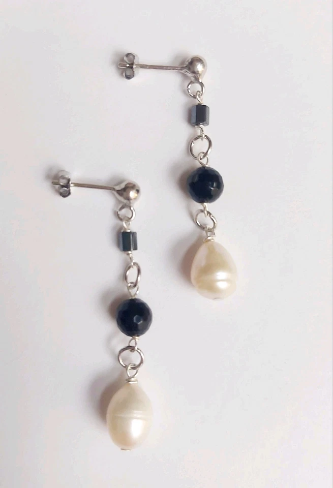 Orecchini in argento 925  con  perle di acqua dolce 10x7 mm ematite e onice - Immagine 3 di 4