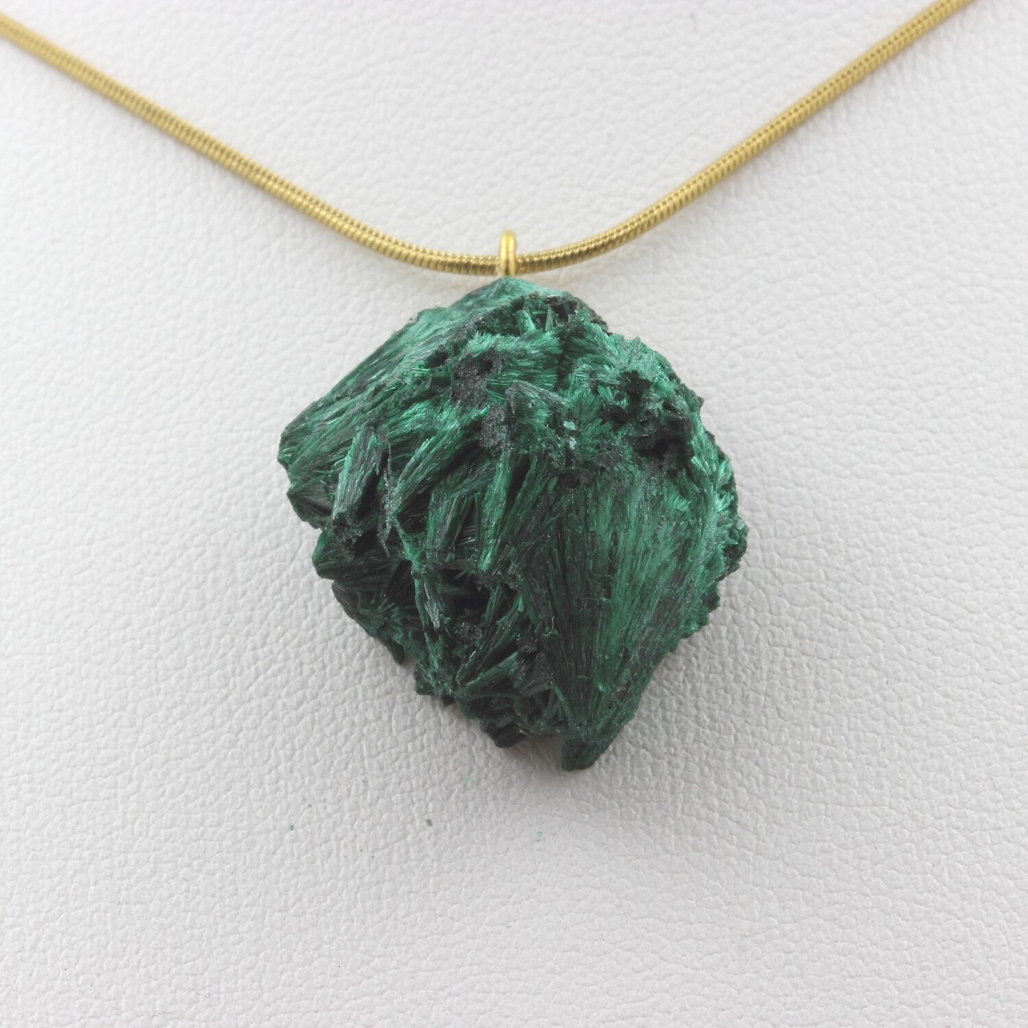 Collier en malachite brute verte idéal pour harmoniser vos tenues