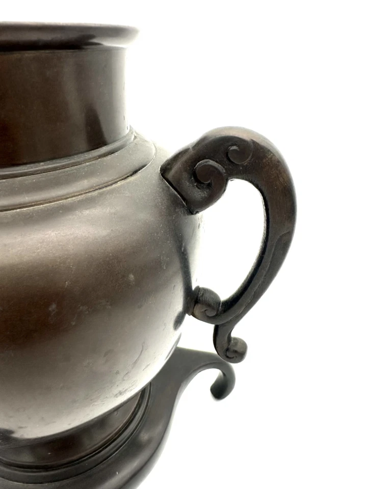 Antique patinated brass Asian tri footed vessel vase with handles - Image 3 of 4