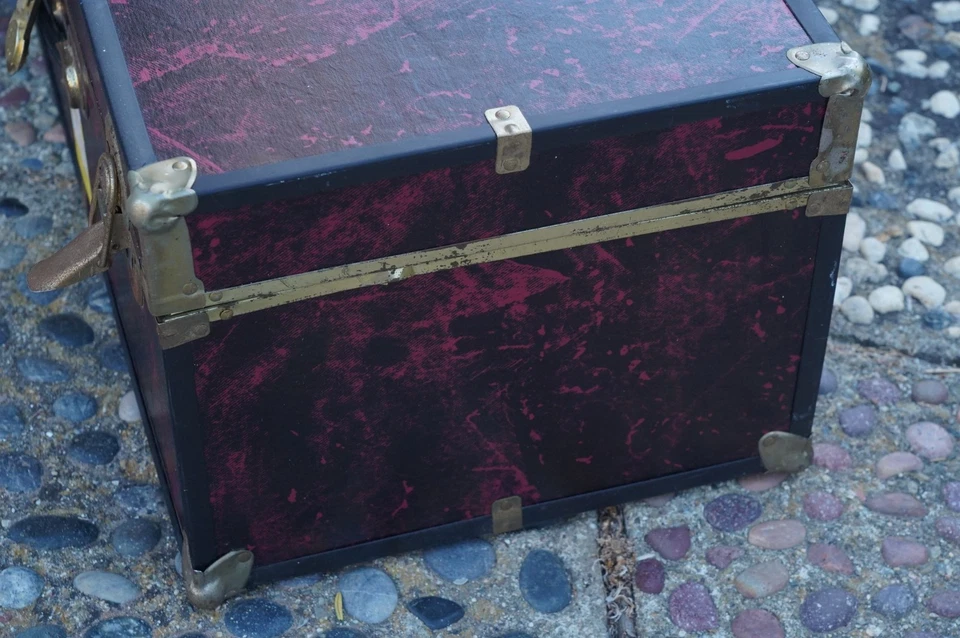 Baúl de vapor vintage rojo y negro con adornos de metal y mango de cuero, 30x16x12 Foto 3 de 4