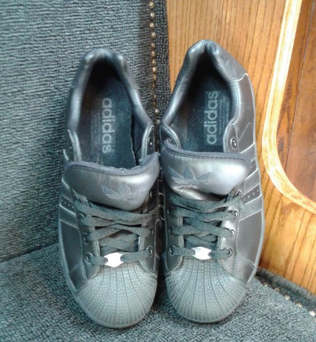 Adidas black on black, leather w/Embroider logos & mettle pendants Kid size 7.5 - Picture 7 of 9