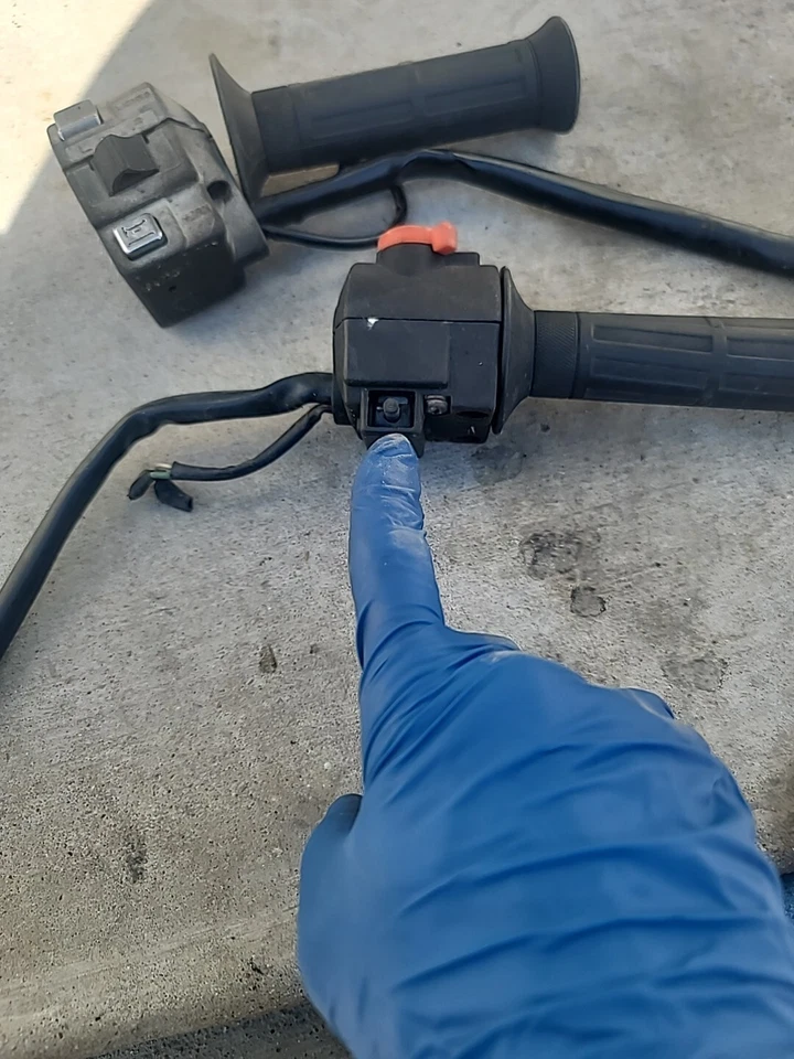 Honda V45 Magna VF750 1983 OEM controles derecho e izquierdo con empuñaduras Foto 2 de 4