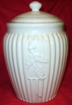 NEW INSPIRADO IVORY CREAM WHITE  RIBBED COOKIE JAR / CANISTER W LID HOLLY BERRY