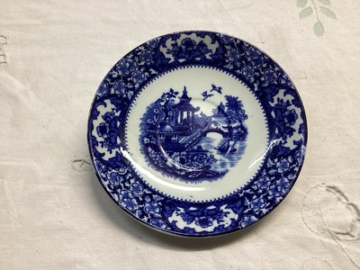 5 blaue verschiedene Teller und Saucen. Wandteller