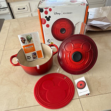 Lecreuset Disney Mickey Round Cast Iron Enamel Casserole 2 3/4 qt Lid &trivet