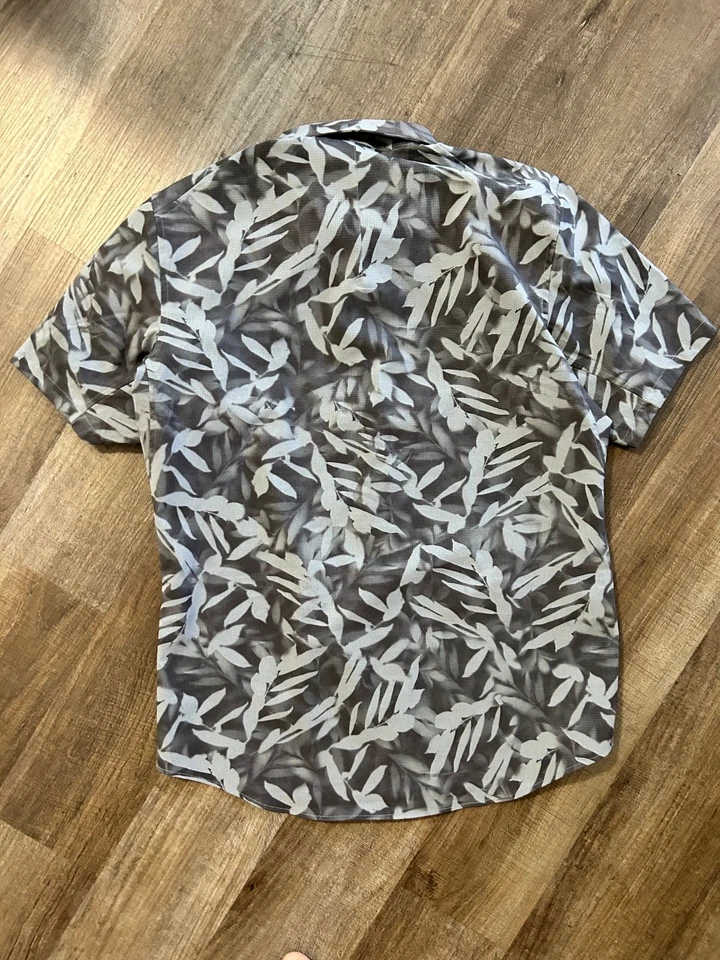 Lululemon EUC gray floral stretch modern short sleeve shirt Large - Image 4 of 4