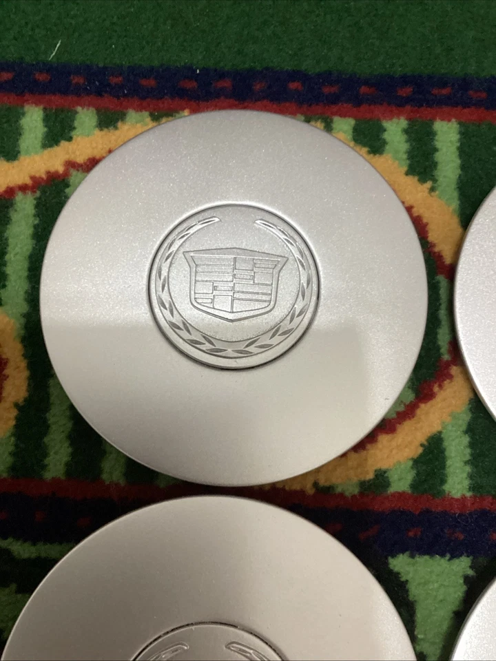 Tapa central 96-01 Cadillac Deville Seville OEM P/N 9594600 repintada plateada 4 un. Foto 3 de 4