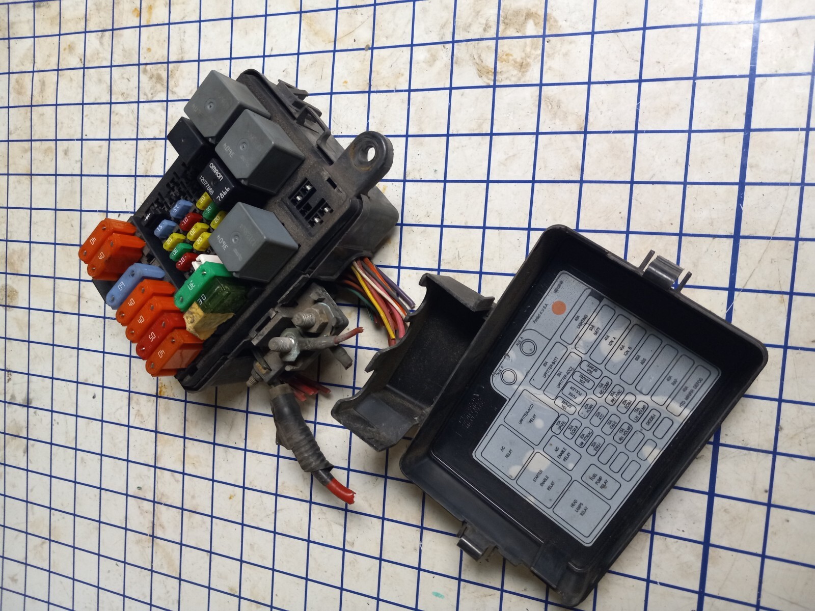 2003 GMC Safari AWD van fuse relay center fuse box with cover Astro