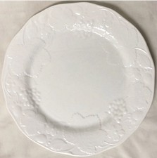 WEDGWOOD STRAWBERRY VINE BRIGHT WHITE BONE CHINA DINNER PLATE 11" EUC