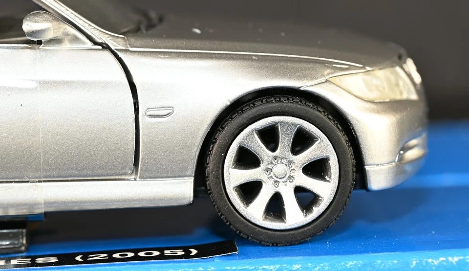 BMW Serie 3 2005 sedán plateado 1:32 diecast New-Ray como nuevo en caja Foto 3 de 4