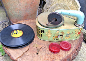 Gramophone Jouet En Tôle – Vintage – Objet De Collection