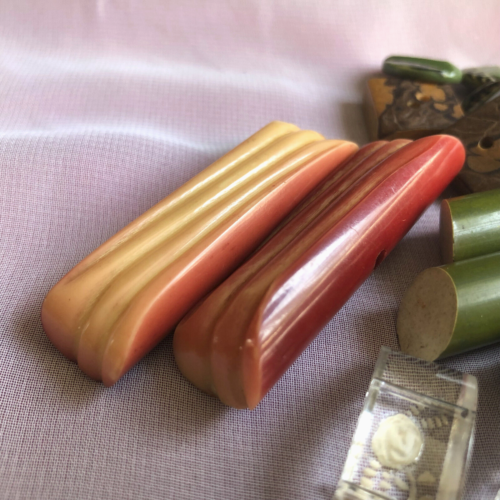 20 Vintage Buttons Bakelite Toggle Reverse Carved Lucite Flowers Glass etc - Picture 7 of 18