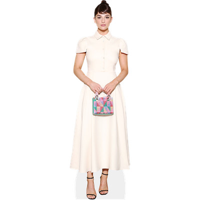 Marisa Abela (weißes Kleid) Minigröße Cutout