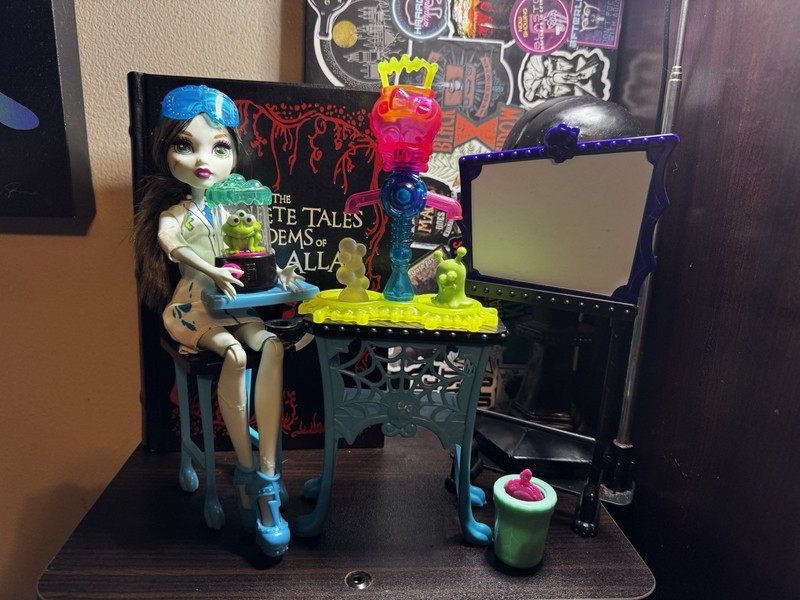 Monster High Skulltimate Science Class Frankie Stein Doll Playset -INCOMPLETE