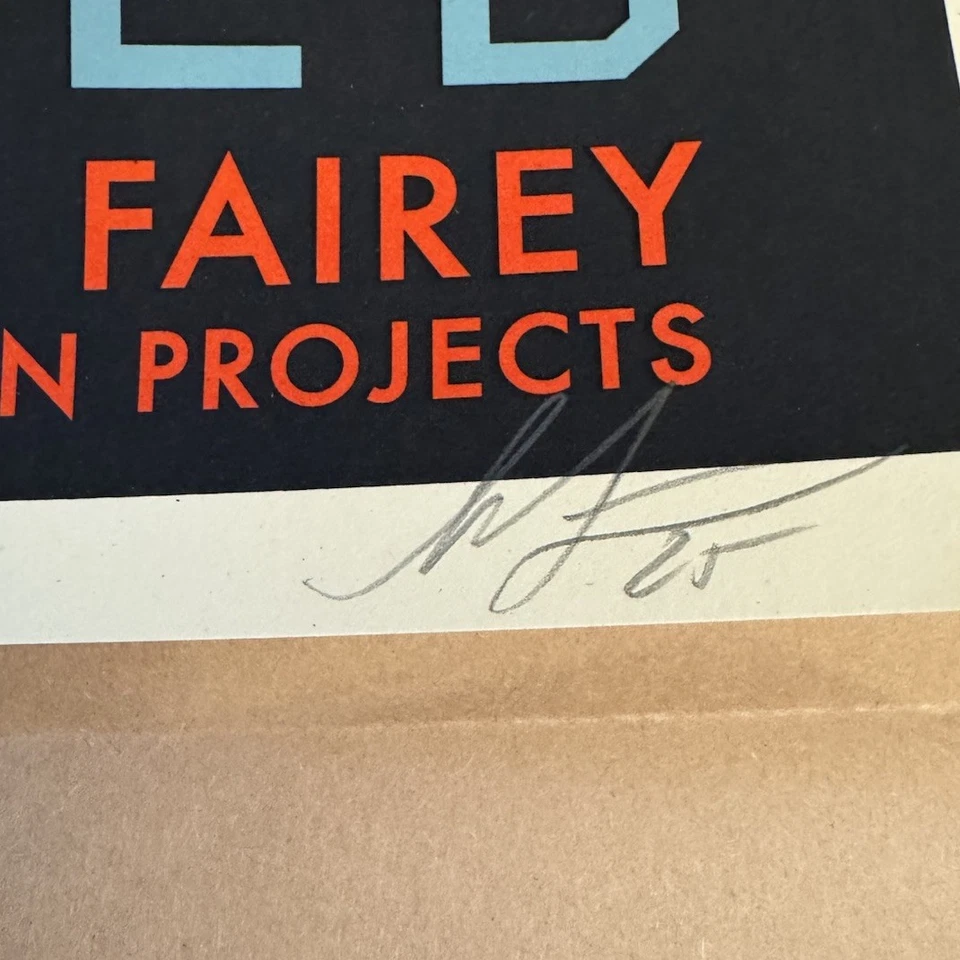 Shepard Fairey - 破损展览印刷品 - 2025 - 签名和编号 — 第 3/4 张图片