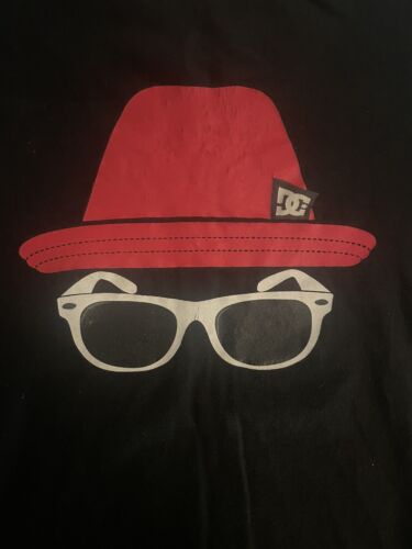 DC Shoes Red Hat White Sunglasses Black T Shirt Mens Large Skateboard Streetwear - Afbeelding 1 van 3