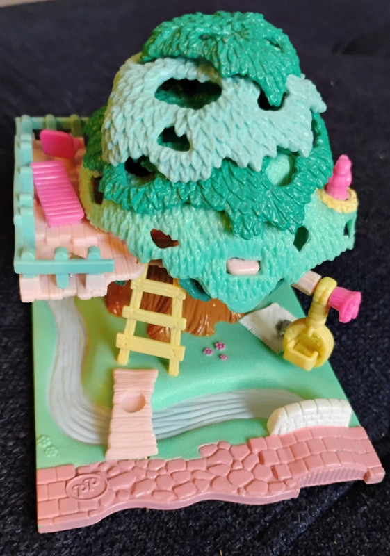 POLLY POCKET :    BLUE BIRD - 1994 - MAGIC TREE HOUSE - 2 SMALL DOLLS & GUITAR