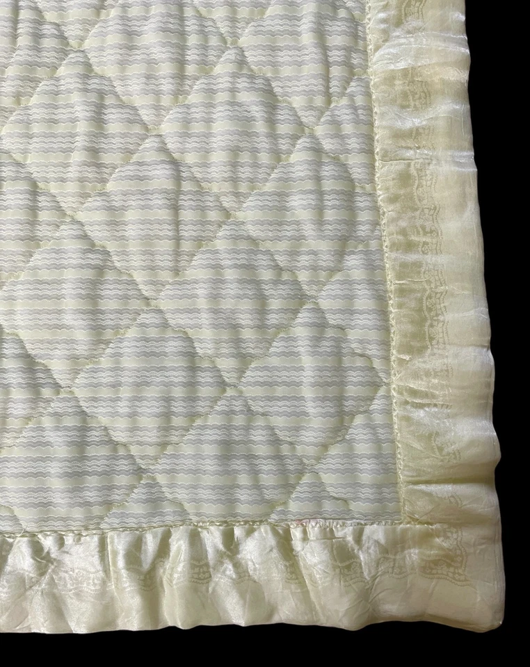 Manta de bebé acolchada amarilla pastel claro vintage de nailon satinado sedoso encuadernación Foto 4 de 4