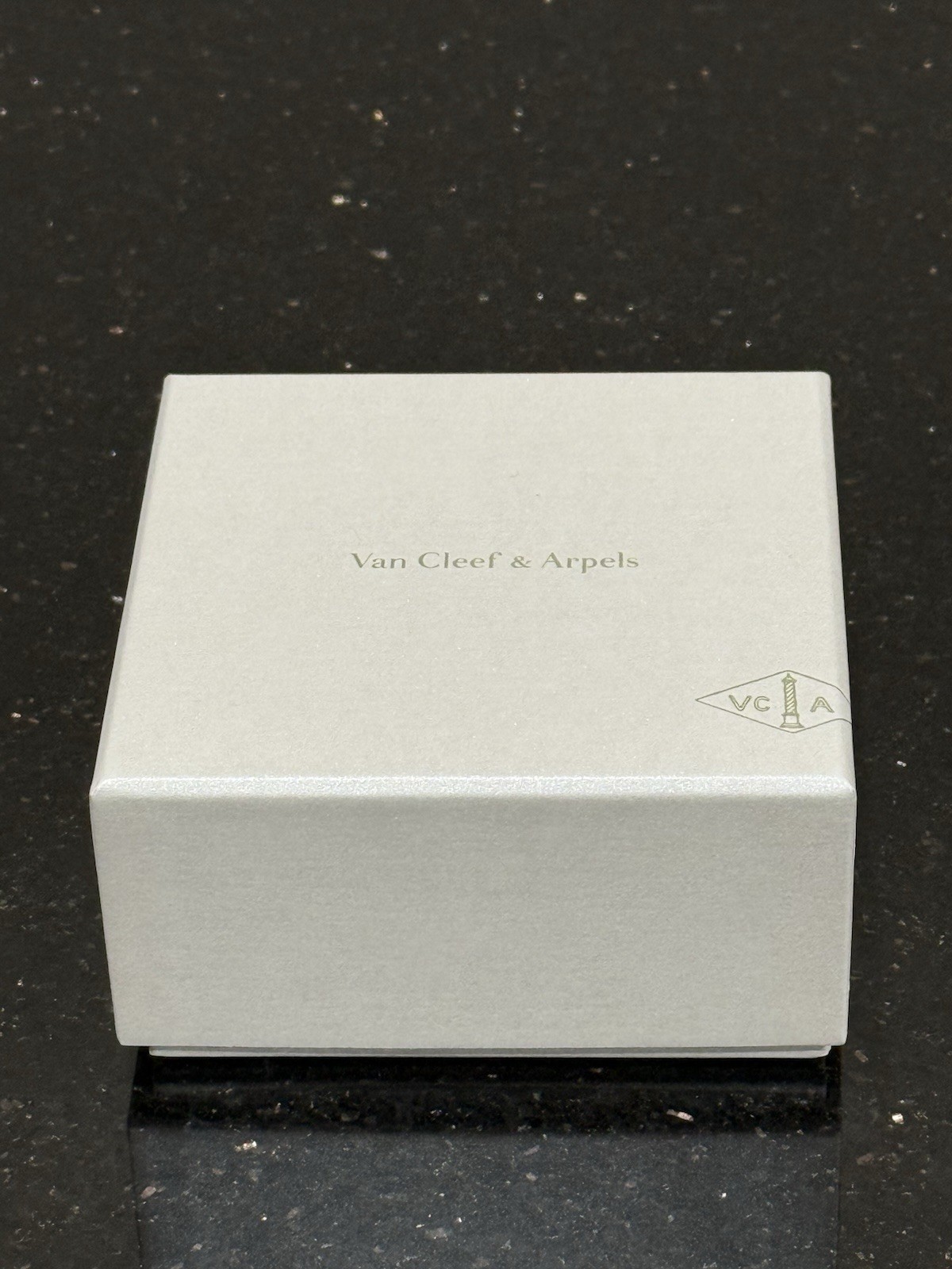 VAN CLEEF & ARPELS MAGIC PENDANT/ MEDIUM SIZED NECKLACE GIFT BOX SET (EMPTY) thumbnail 10